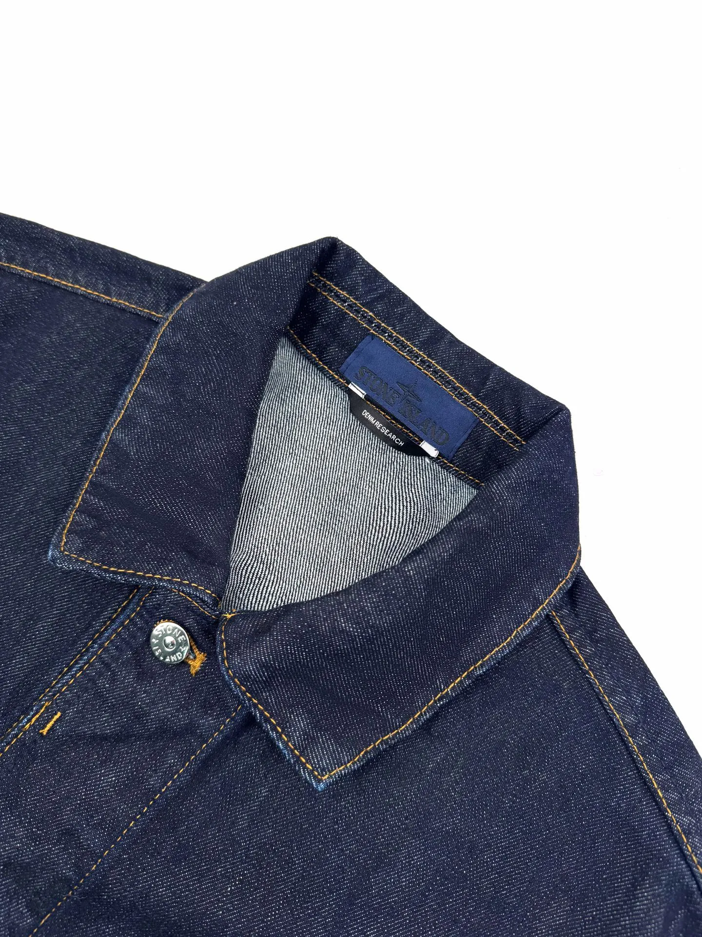 P500 Stonelsland emblem denim jacket. Customized high-density twill denim. Full texture. Comfortable and close to the skin. Classic indigo denim is the main tone. It has a retro charm and a modern sense of fashion. The front breast pocket is cut into the front panel with a golden ratio. A pragmatic reconstruction of the ritual. The iconic Stonelsland emblem is embellished on the sleeves, like a unique medal, highlighting the brand's imprint. Simple lines outline a neat silhouette. Outline a casual and free style. The workwear gene is infused with luxury DNA. Simple charm and versatile charm. Process 1: Use imported machine embroidery technology. Use advanced computer control system and precision mechanical parts to realize Stonesland badge embroidery operation with high precision and smooth and delicate lines. Process 2: The whole garment is washed with Zhongxiao. Use a special solution to remove stains and slight fading. Then use a strong washing method to fade the color to make it more uniform. Process 3: The whole piece of clothing is sewn using an embedded clip machine. The embedded clip machine can control the distance between the two needles by changing the needle position to achieve seamless splicing, smooth and tidy. Accessories: Customized 1:1 Stonelsland I-shaped buckle, Customized 1:1 Stonelsland embroidery label, Customized 1:1 Stonelsland resin button, Customized 1:1 Stonelsland snap button, Customized 1:1 Stonelsland trademark. Version: Loose version Size: S M L XL Style number: BB747
